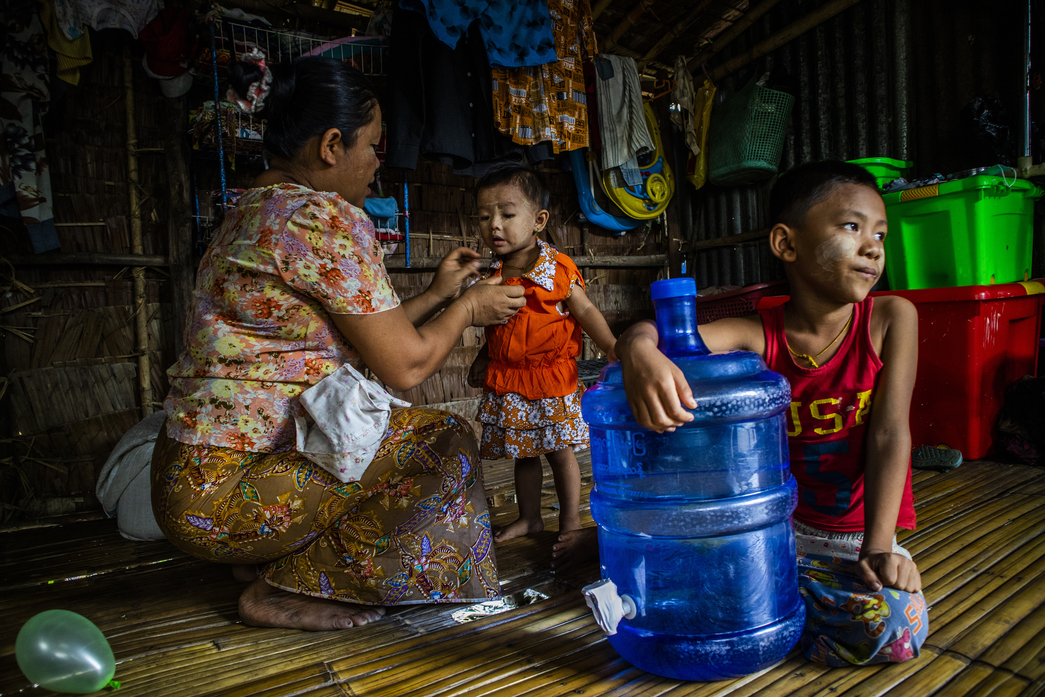 In wake of crisis, UNICEF brings clean water to vulnerable urban families 